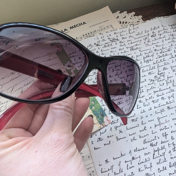 Stylish Black and Red Sunglasses Foster Grant - Picture 5 of 5